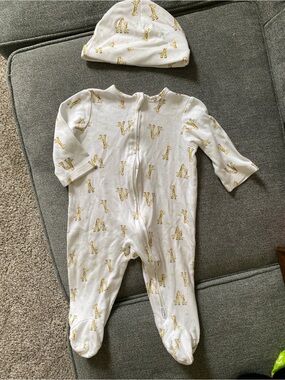 White Baby One-Piece Footed Sleeper with Yellow Giraffe Print and Cap Size 9 mo